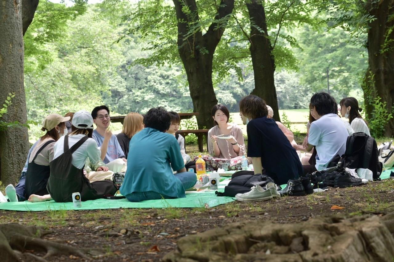 歓迎会でピクニック風景。