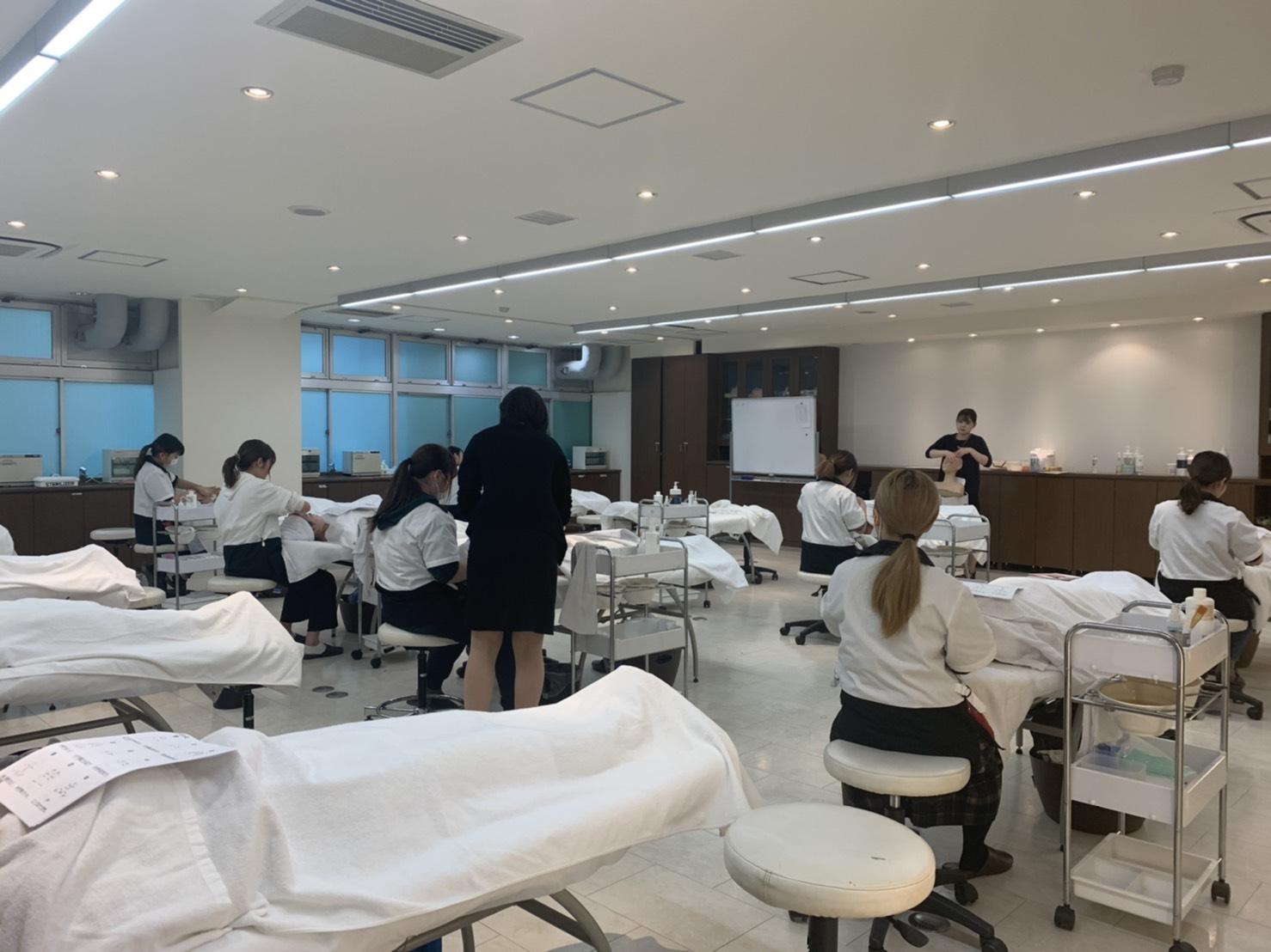 東京総合美容専門学校でエステの授業をしています。