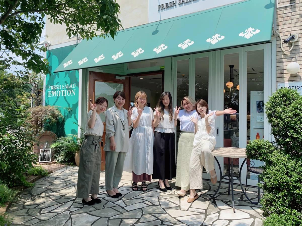 外には花壇があり、素敵な店内です。