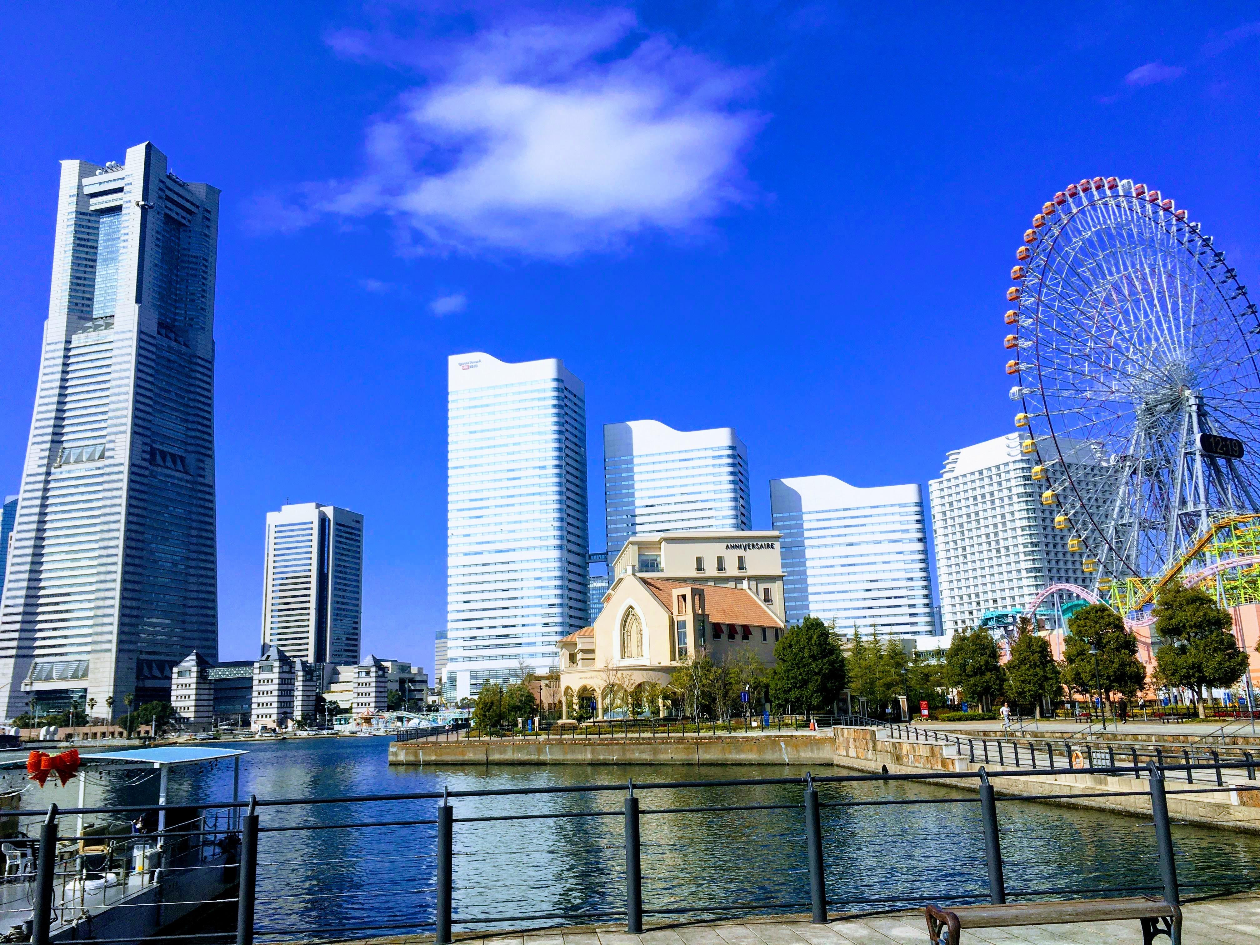 横浜ランドマークタワー(左)　この４階にクォールがあります