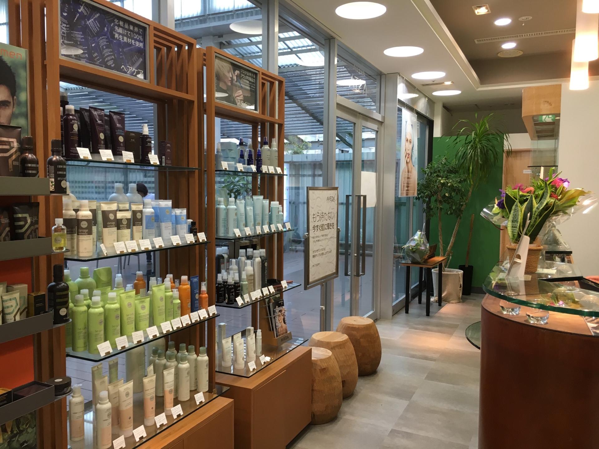 サロン内のAVEDA製品ショップコーナーです。